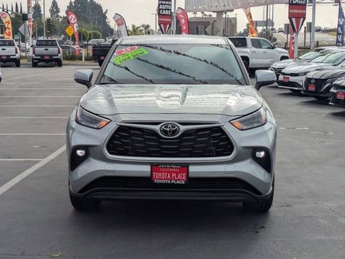 Used 2025 Toyota Highlander LE image 2