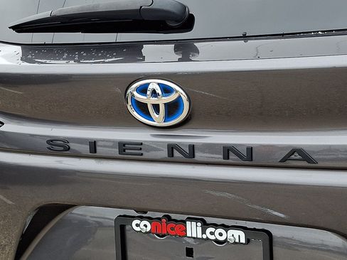 Certified 2025 Toyota Sienna XLE FWD image 30