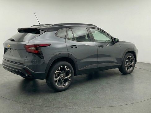 Used 2025 Chevrolet Trax LT FWD image 9