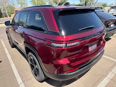 Used 2023 Jeep Grand Cherokee Altitude AWD/4WD image 4