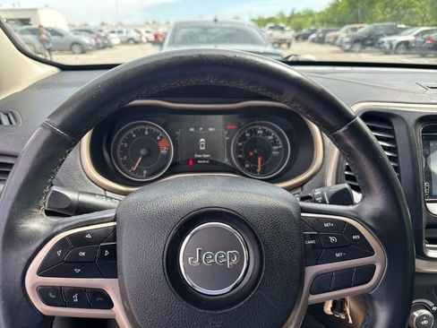 Used 2017 Jeep Cherokee Sport FWD image 9