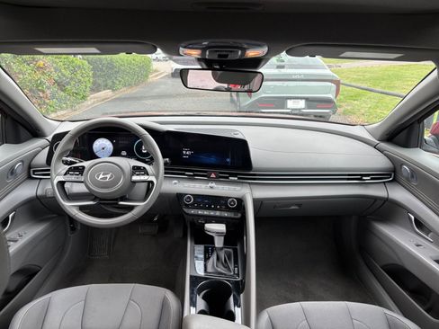 Used 2025 Hyundai Elantra SEL FWD image 34