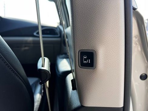 Used 2021 Chrysler Pacifica Touring-L image 28