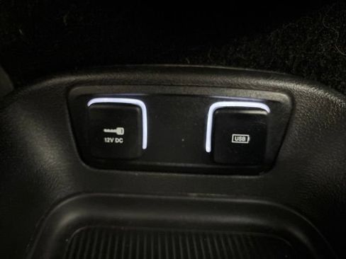 Used 2020 Chrysler Pacifica Touring-L FWD image 28