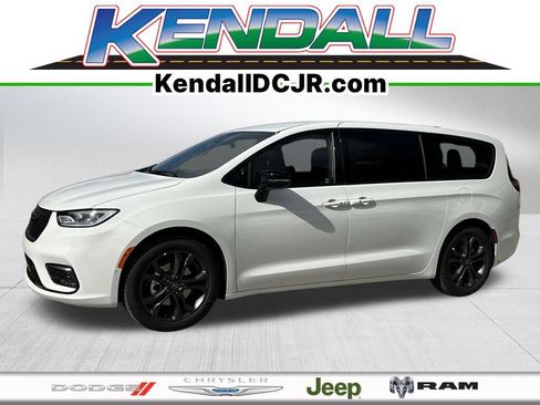 New 2026 Chrysler Pacifica Select image 1