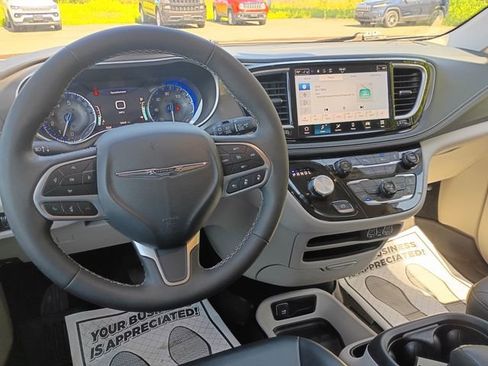 Used 2024 Chrysler Pacifica Touring-L FWD image 10