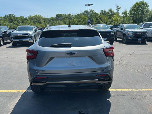 Used 2024 Chevrolet Trax ACTIV w/ Sunroof Package FWD image 3