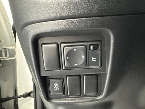 Used 2015 Nissan Juke S FWD image 20
