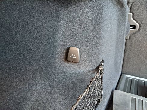 Certified 2025 Volvo XC60 T8 Plus w/ Protection Package Premier image 28