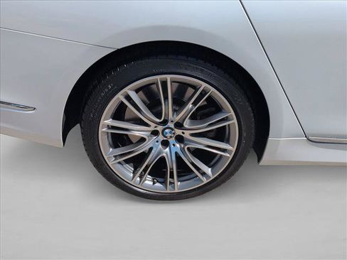 Used 2022 BMW 750i xDrive w/ Executive Package AWD/4WD image 23