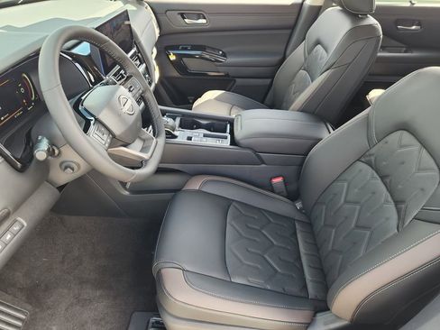 New 2026 Nissan Pathfinder Platinum FWD image 9