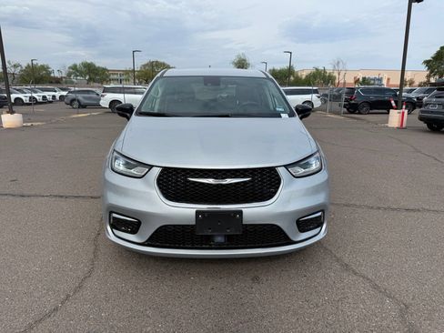 Used 2024 Chrysler Pacifica Touring-L FWD image 2