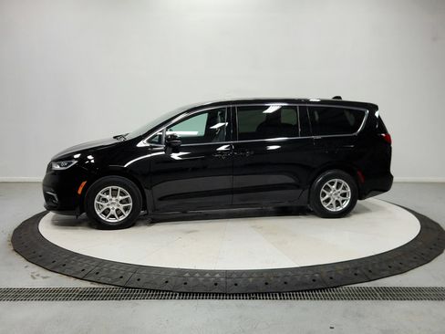 Used 2025 Chrysler Pacifica Select FWD image 5
