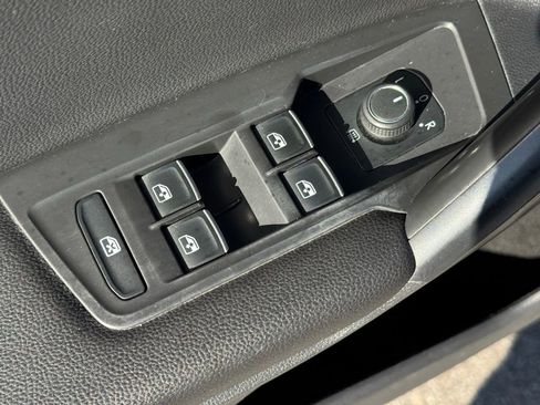 Used 2021 Volkswagen Tiguan SE image 25