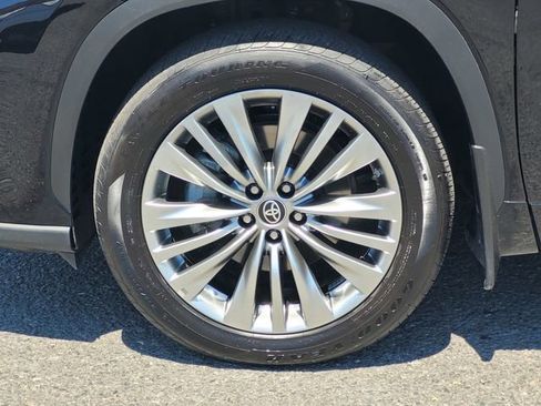 Certified 2024 Toyota Highlander Platinum AWD/4WD image 11