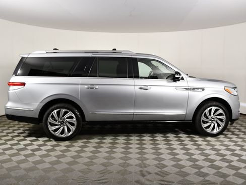 Used 2023 Lincoln Navigator L Reserve AWD/4WD image 5