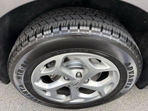 Used 2023 Chrysler Pacifica Limited AWD/4WD image 12
