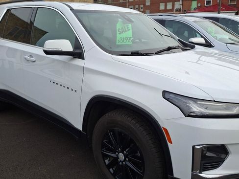 Used 2023 Chevrolet Traverse LT image 1