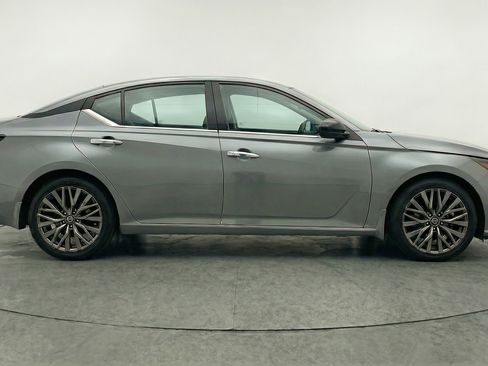 Used 2025 Nissan Altima 2.5 SV image 11