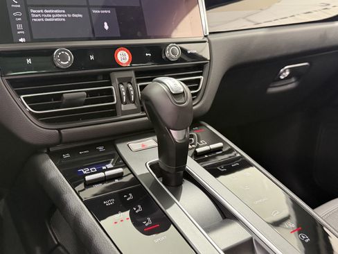 Certified 2026 Porsche Macan AWD/4WD image 33