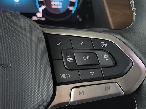Used 2024 Volkswagen Atlas SE w/ Panoramic Sunroof Package FWD image 24