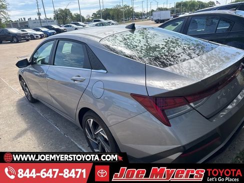 Used 2025 Hyundai Elantra Limited image 4