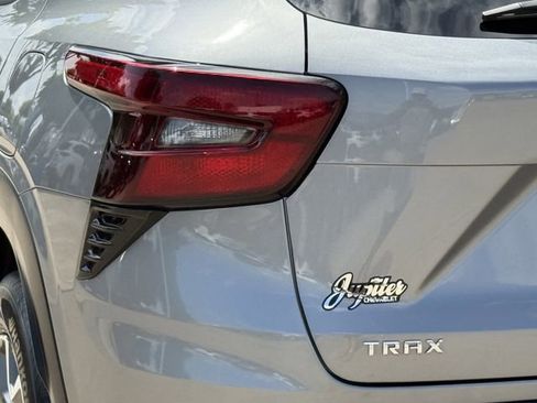 Used 2025 Chevrolet Trax LT image 7