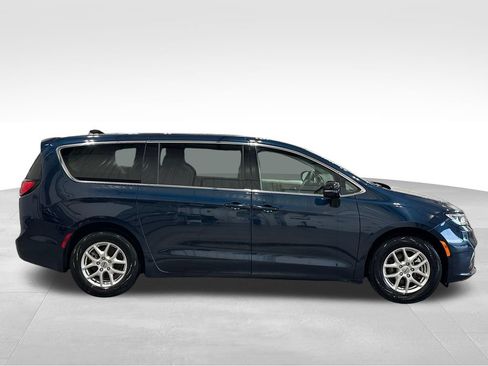 Used 2024 Chrysler Pacifica Touring-L FWD image 8
