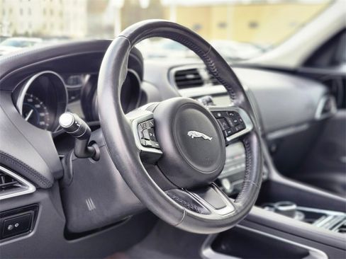 Used 2019 Jaguar F-PACE Prestige image 18