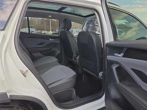 New 2026 Volkswagen Tiguan SE image 30