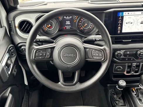 Used 2025 Jeep Gladiator Sport AWD/4WD image 16