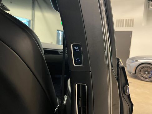 Used 2018 Tesla Model X 75D image 37