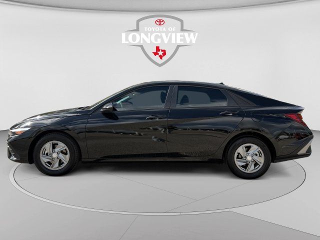 Used 2025 Hyundai Elantra SE FWD image 2