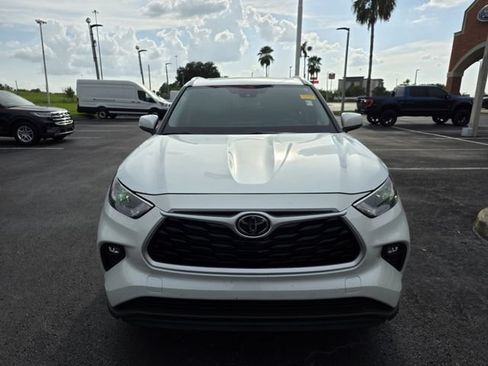 Used 2023 Toyota Highlander XLE FWD image 3