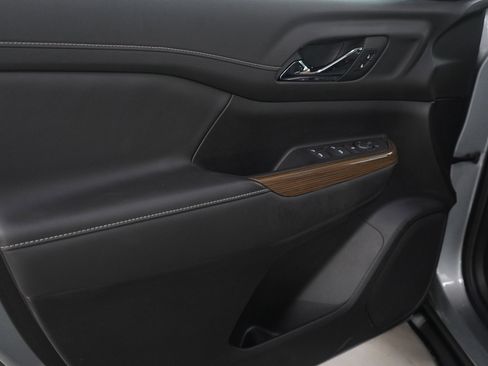 Used 2023 GMC Acadia SLE image 24