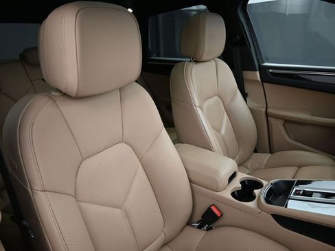 Certified 2024 Porsche Macan AWD/4WD image 28