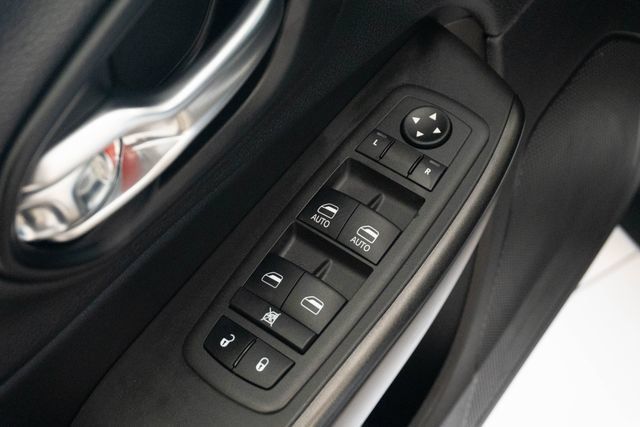 Used 2022 Jeep Cherokee Trailhawk AWD/4WD image 16