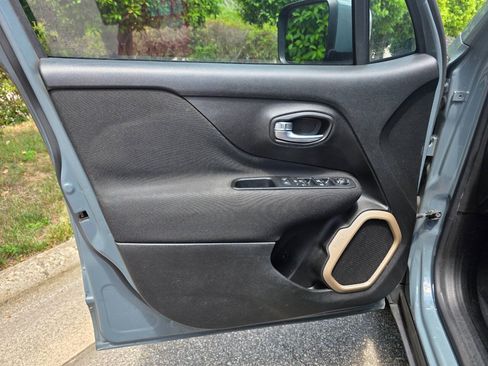 Used 2017 Jeep Renegade Latitude FWD image 9
