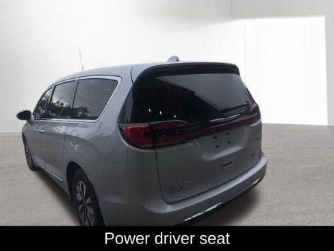 Used 2022 Chrysler Pacifica Limited w/ Uconnect Theater Family Group FWD image 11