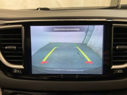 Used 2023 Chrysler Pacifica Touring-L FWD image 19