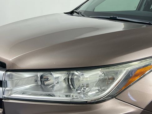 Used 2019 Toyota Highlander LE image 11