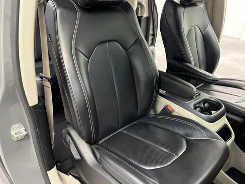 Used 2023 Chrysler Pacifica Touring-L FWD image 36