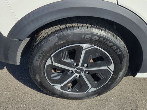 Used 2023 Kia Niro EX FWD image 9