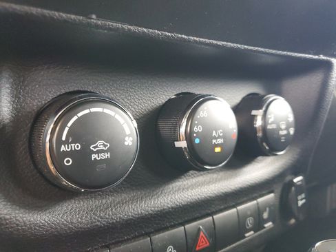 Used 2014 Jeep Wrangler Unlimited Sahara w/ Dual Top Group AWD/4WD image 26