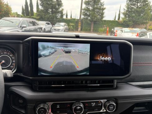 Used 2025 Jeep Wrangler Unlimited Rubicon image 23