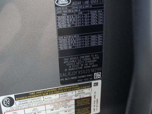 Used 2025 Land Rover Discovery S image 31