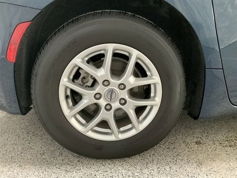 Used 2023 Chrysler Pacifica Touring-L image 10