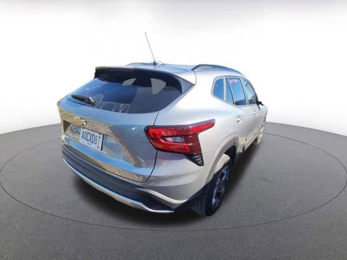 Used 2025 Chevrolet Trax LT w/ LT Convenience Package image 7