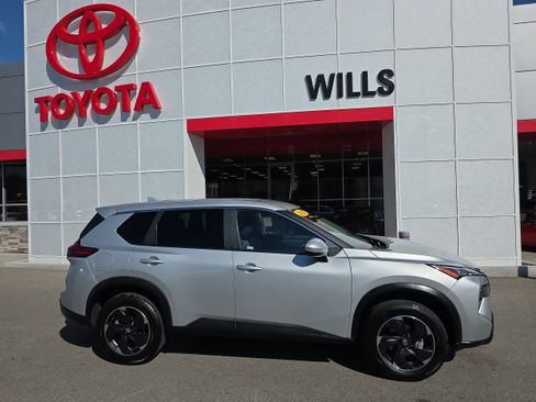 Used 2025 Nissan Rogue SV AWD/4WD image 1