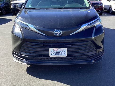 Used 2025 Toyota Sienna LE image 4